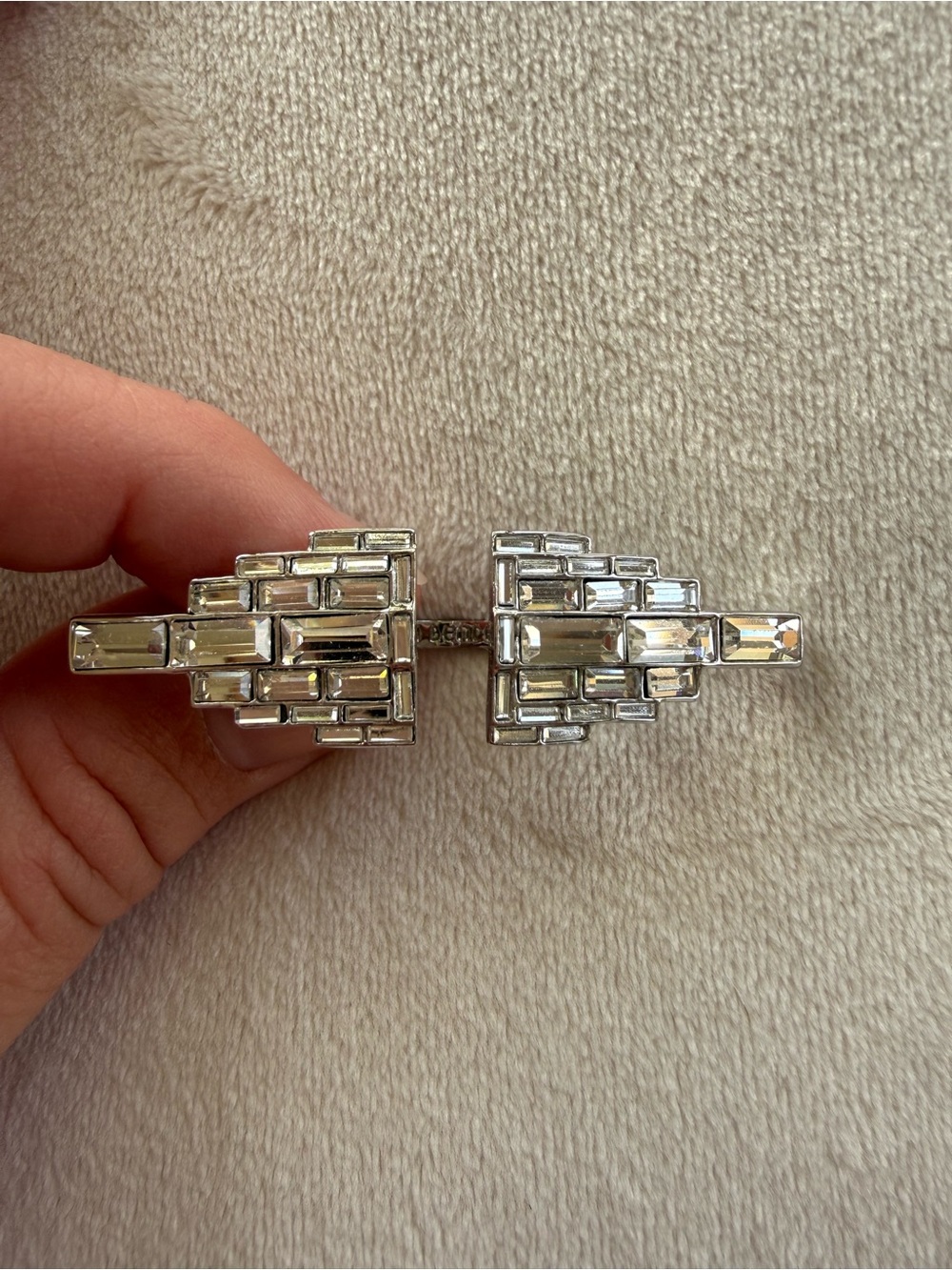 Gorgeous Henri Bendel crystal baguette statement ring ✨